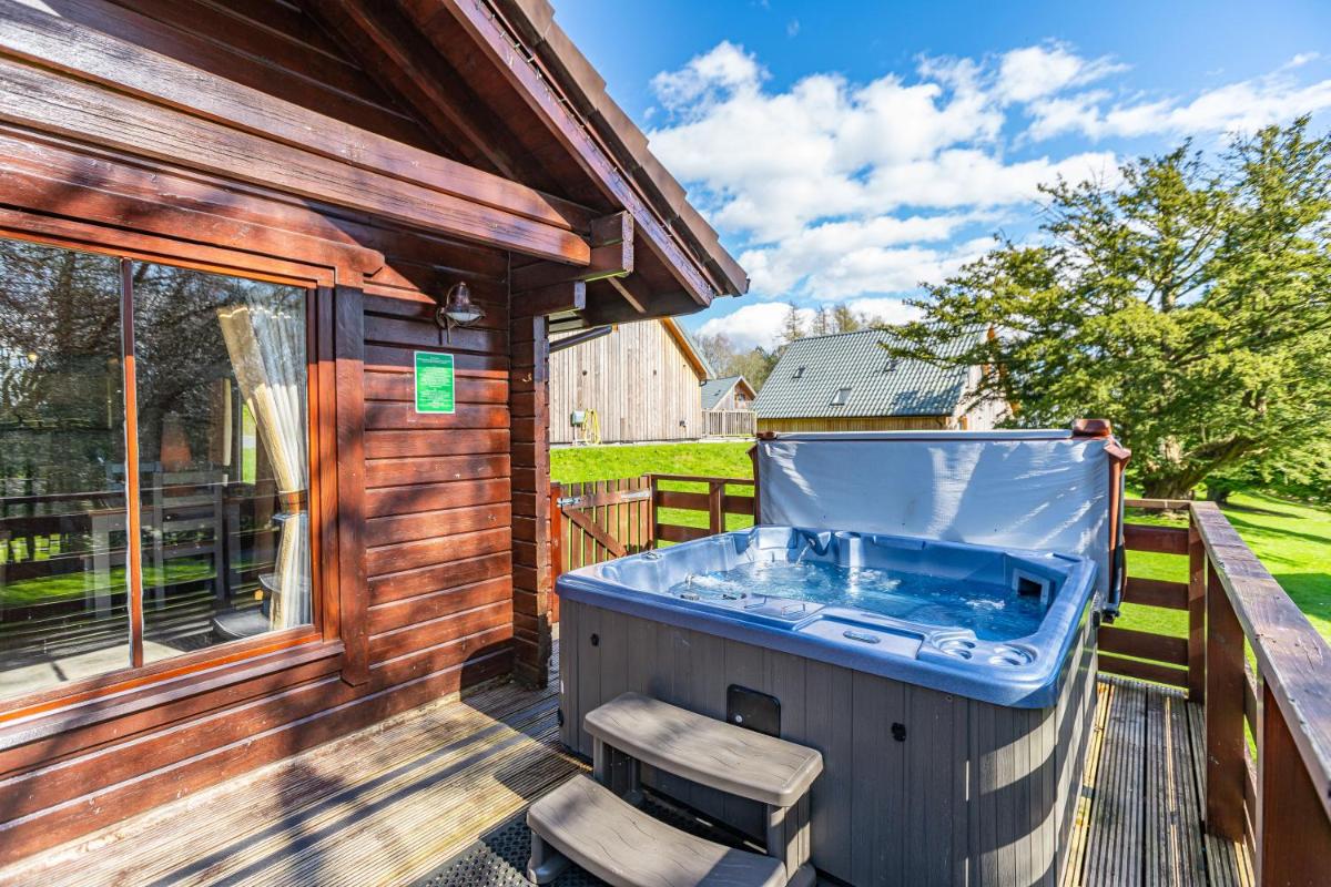 Lady Galloway 27 with Hot Tub - Housity