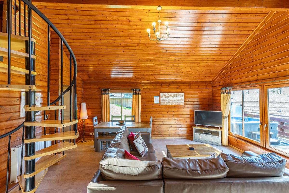 Lady Galloway 27 with Hot Tub - Housity
