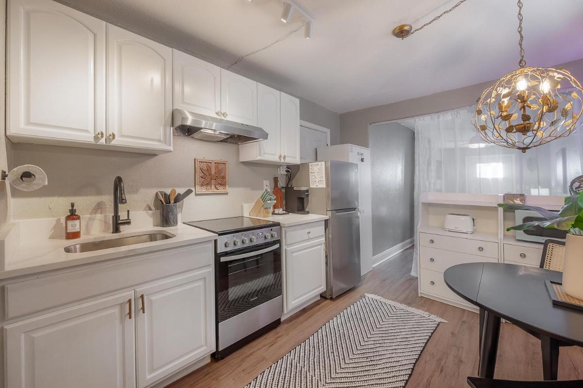 Stylish Updated Studio in Tampa | Hyde Park & UT - Housity