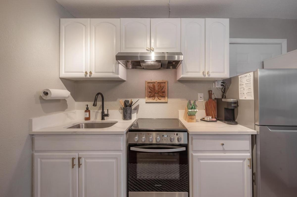 Stylish Updated Studio in Tampa | Hyde Park & UT - Housity