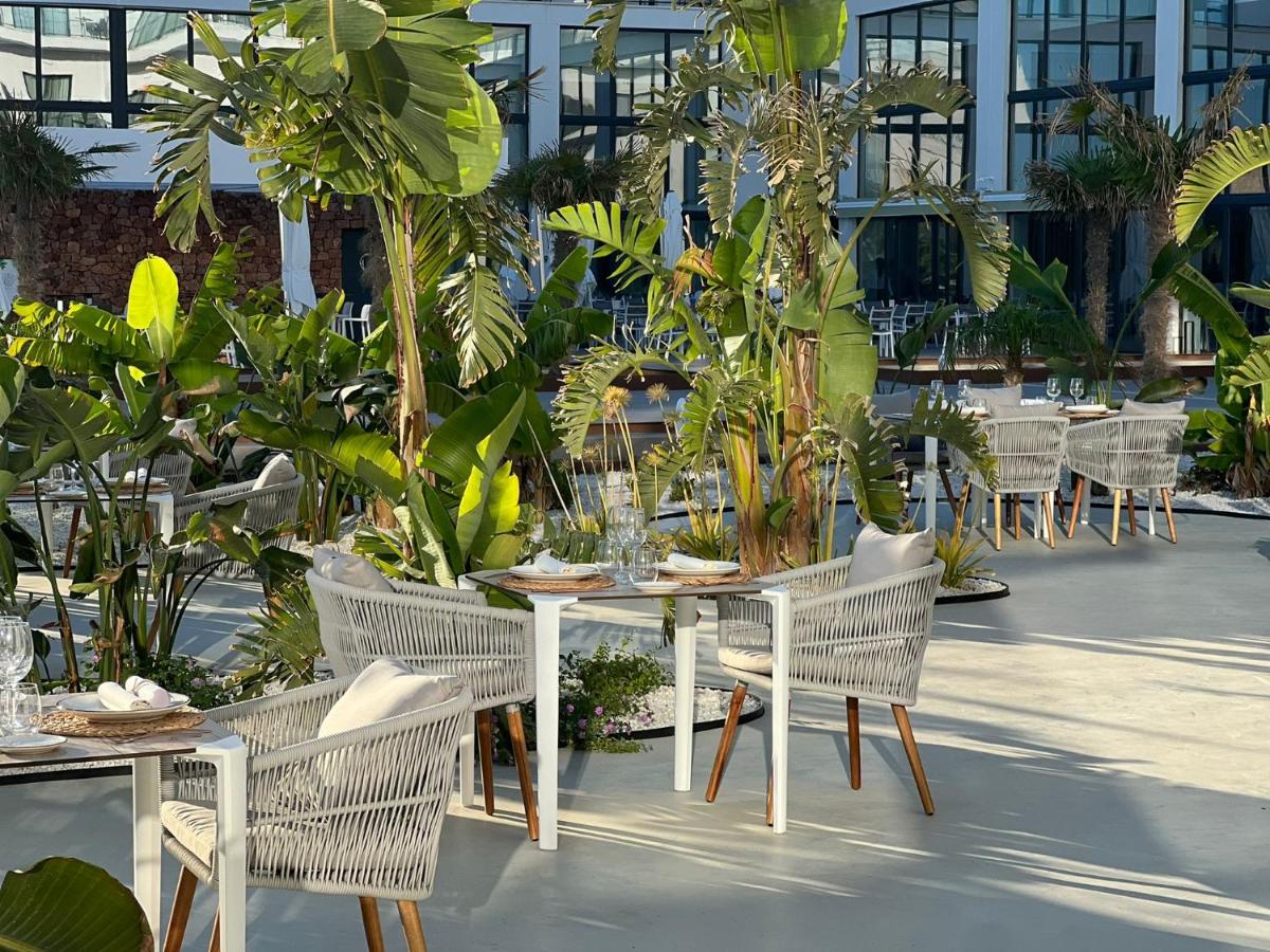 Jardín al aire libre en Cabogata Beach Hotel
