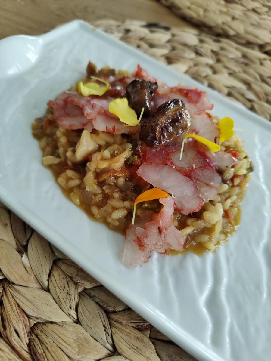 Comida en o cerca de este hotel
