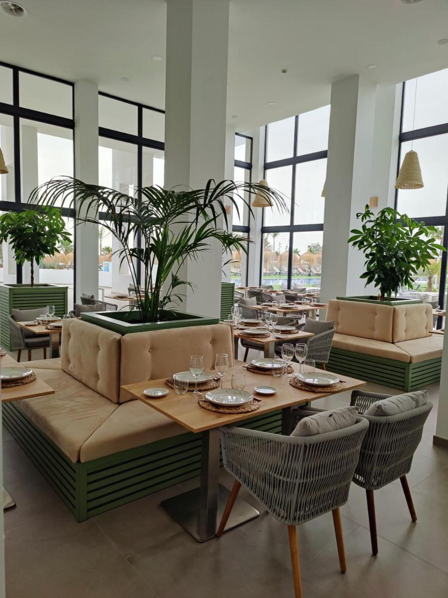 Un restaurante o sitio para comer en Cabogata Beach Hotel