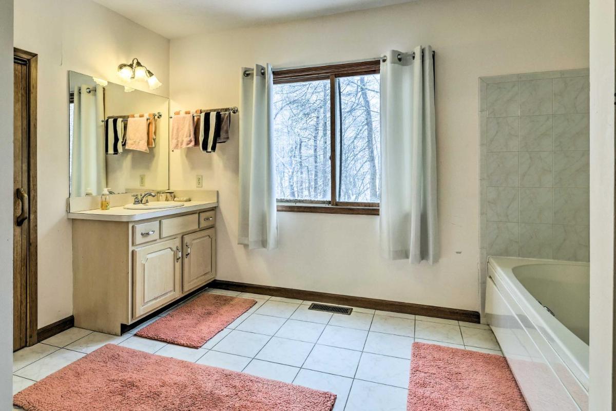 Pet-Friendly Poconos Vacation Rental with Hot Tub! - Housity