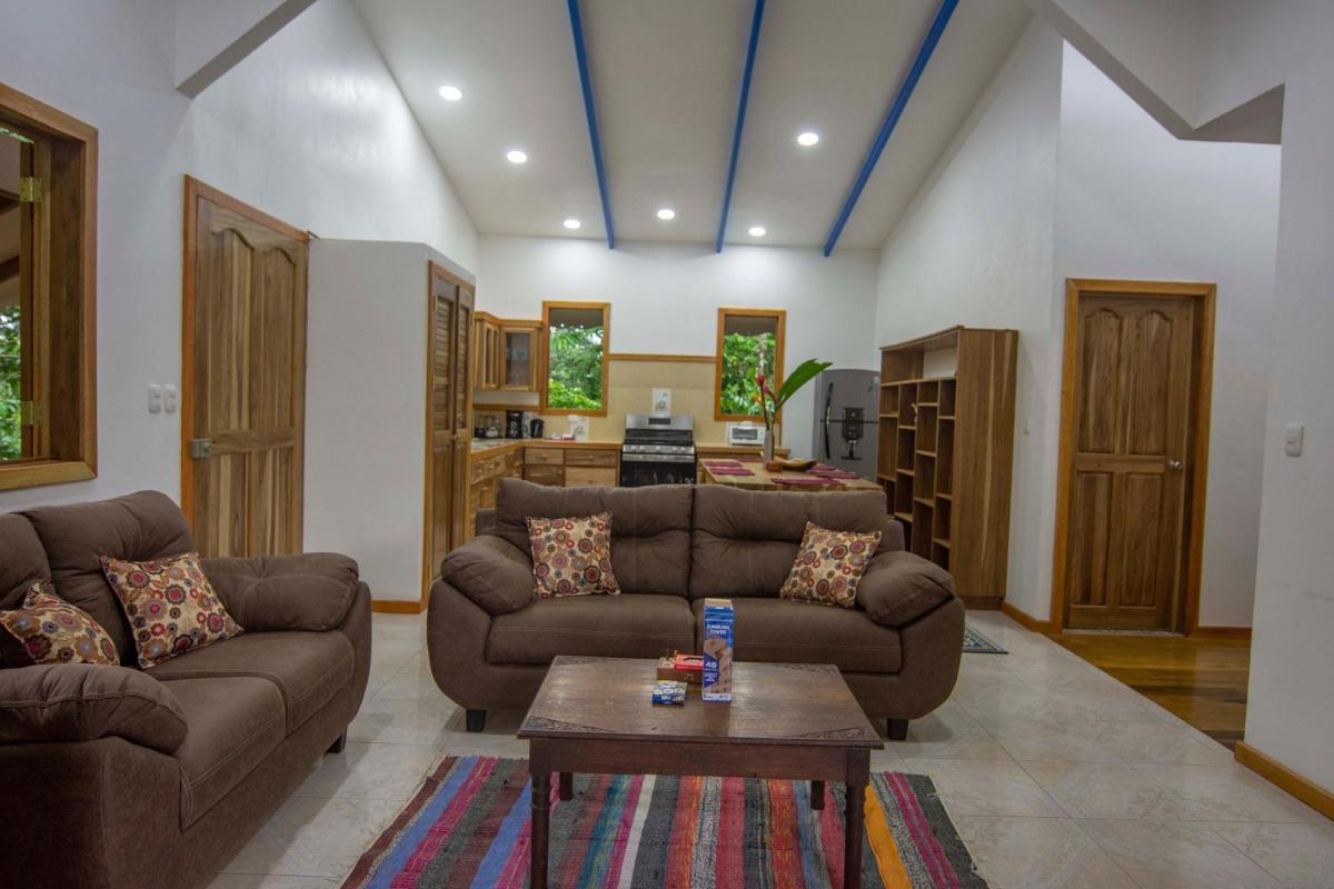 Blue Maverick Retreat - Secluded Nature Escape - 4WD Access Required - Housity