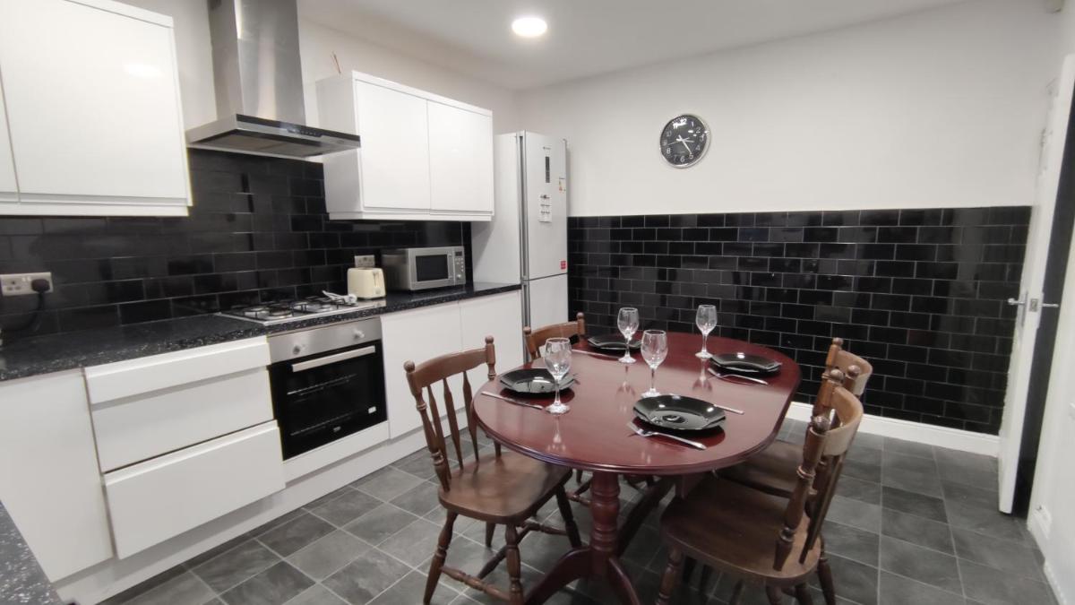Lovely 2 Bedroom House - Housity