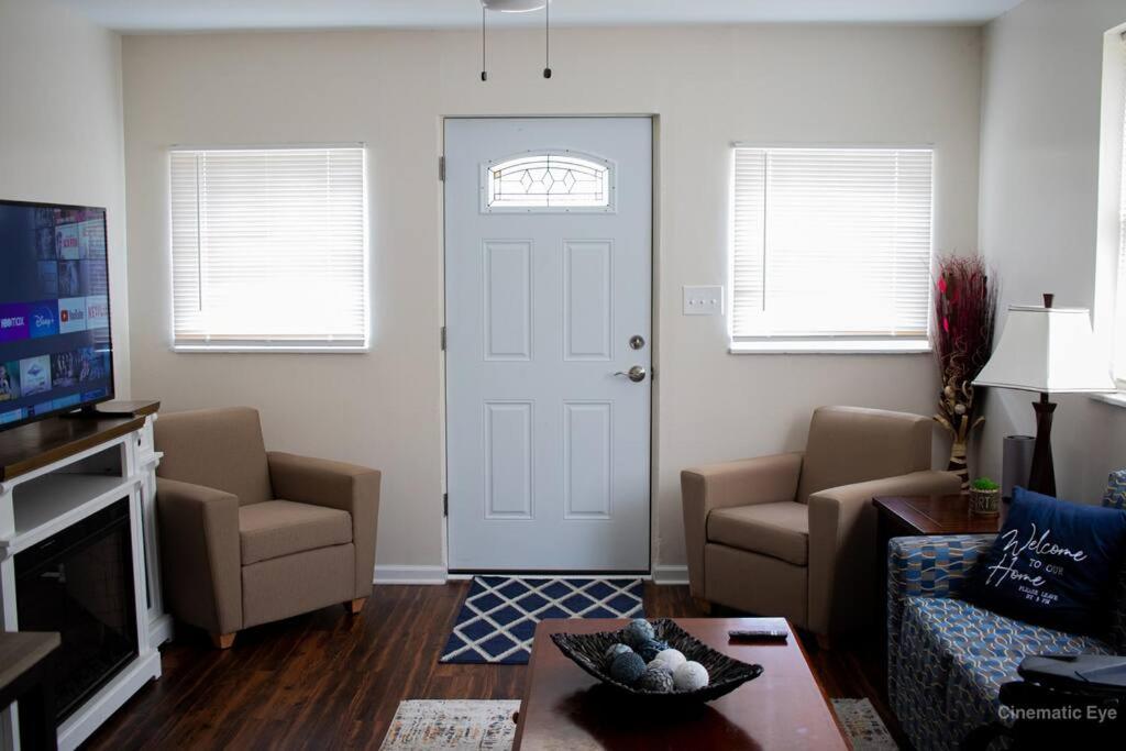 Cheerful 2 Br home with fireplace - Housity