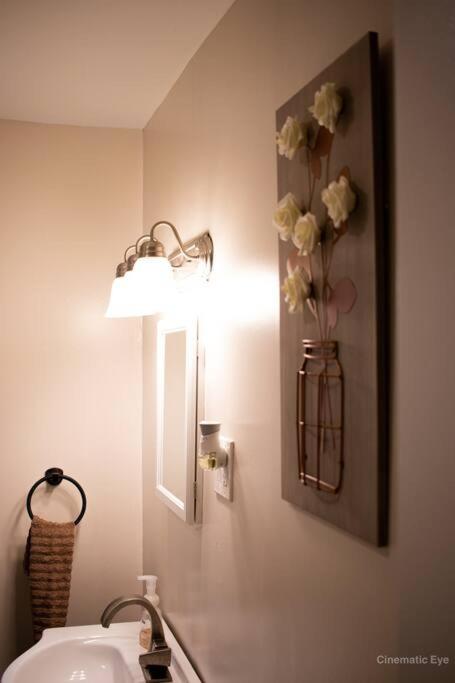 Cheerful 2 Br home with fireplace - Housity