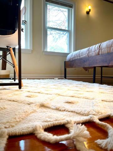#12 ROOM IN THE HOUSE Modern Minimal Bright Room 5 Min To Brandeis! - Housity