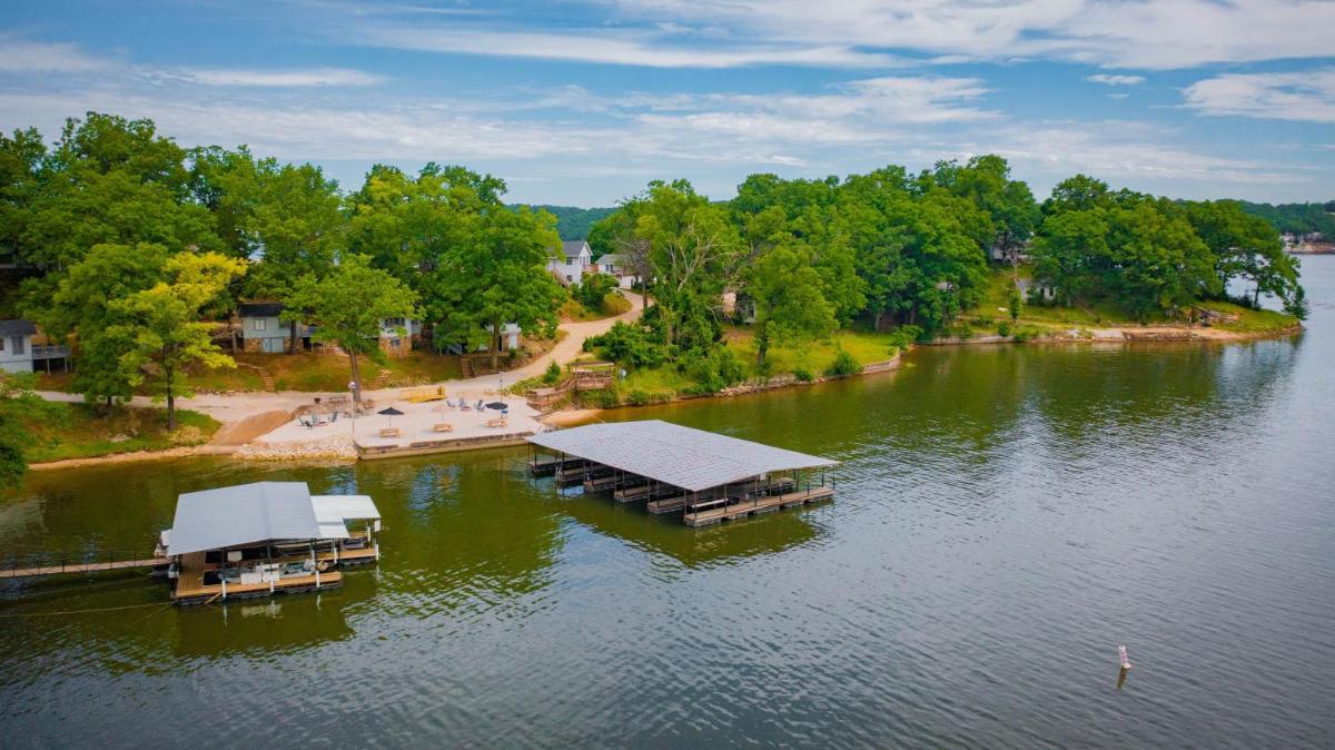 Lakeshore Fishing Cabin #3, Ramp, dock, fire pit - Housity