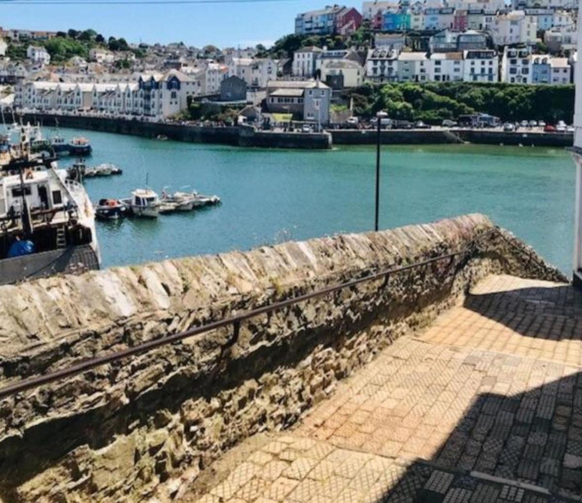 Mariners, Fisherman's Cottage in the Heart of the Harbour with Wonderful Sea Views & Free Dedicated Parking - Housity