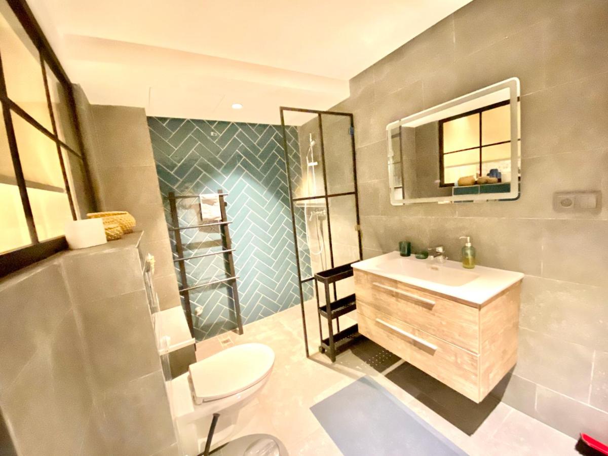 Suitetrails - Spacious NEW 1-bedroom unit in DOWNTOWN w Terrace and free Parking