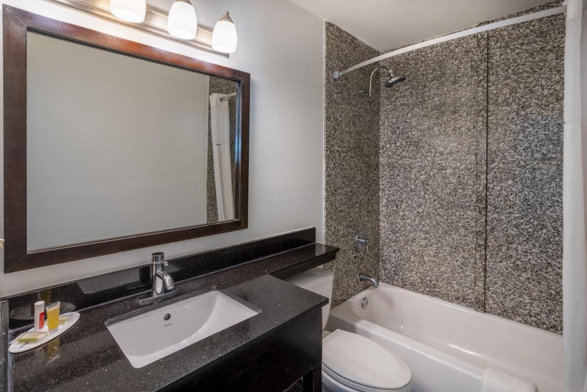 Super 8 by Wyndham Villa Rica - Housity