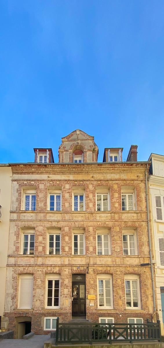 d'un ancien bâtiment en briques à l'artisanat dans l'établissement TOWNHOUSE TROUVILLE - Appart'Hotel & Studios, à Trouville-sur-Mer