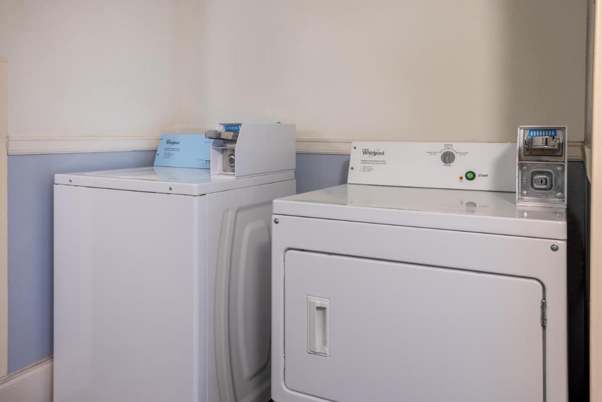 Super 8 by Wyndham Villa Rica - Housity