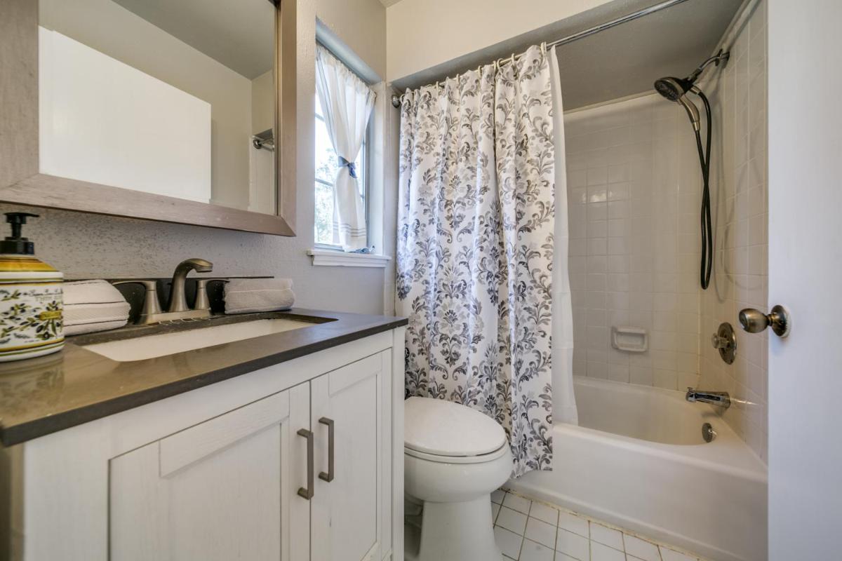 Historical Home in Iconic Alamo Heights - Sky view - Housity