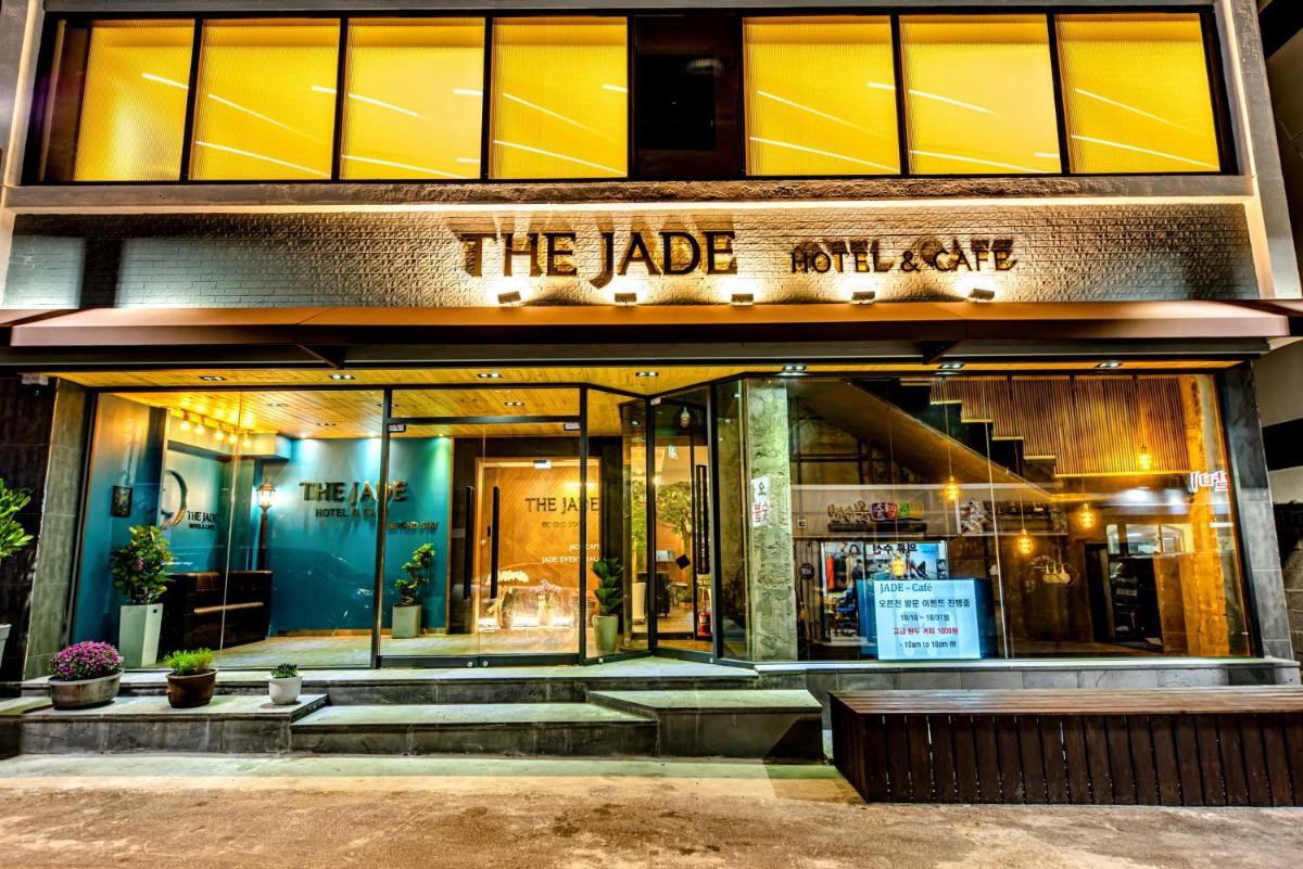 The Jade Hotel - Housity