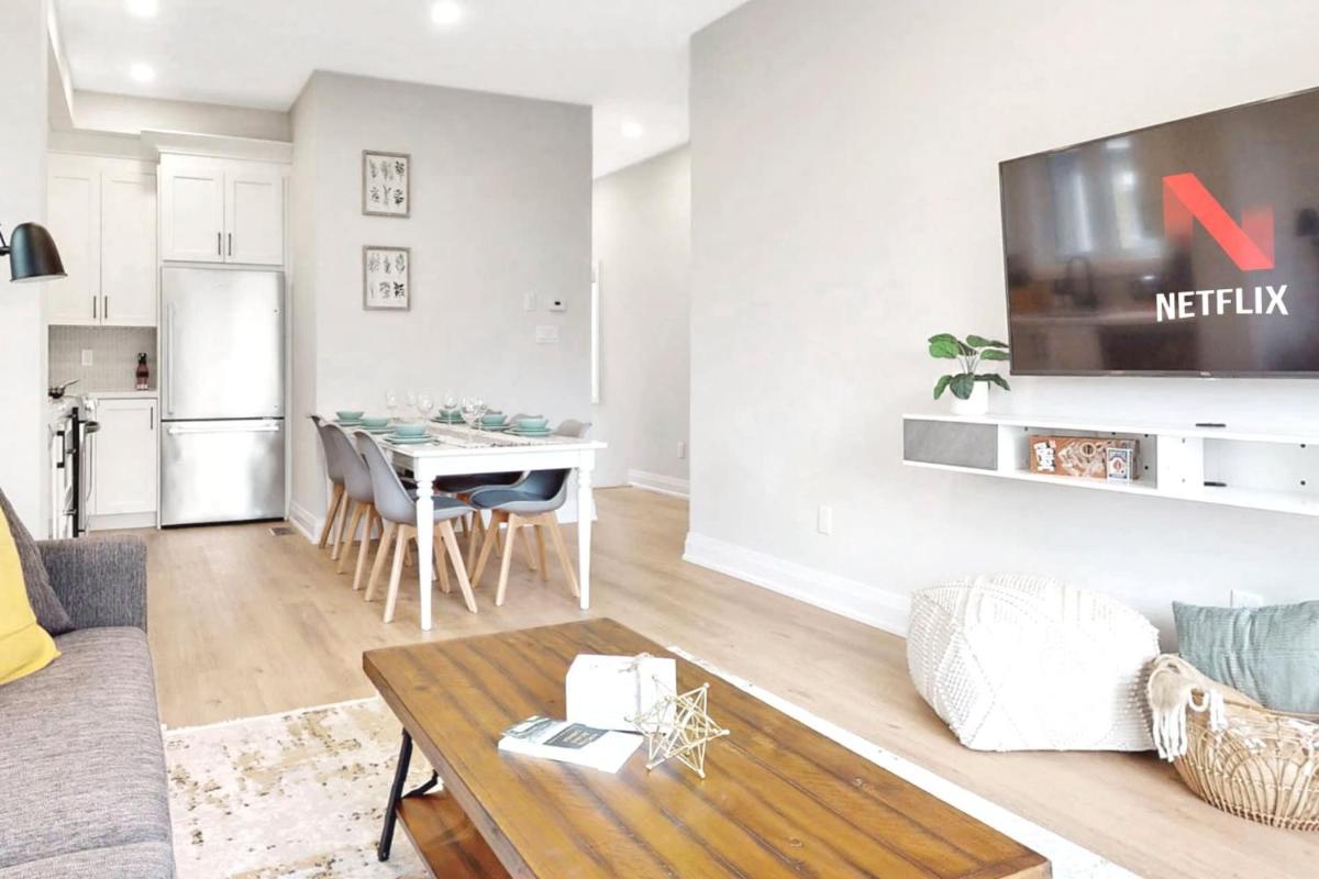 Hamilton Suites - King Bed, Netflix, Free Parking, Wi-Fi, Near Hospital & Hwy Access - Housity