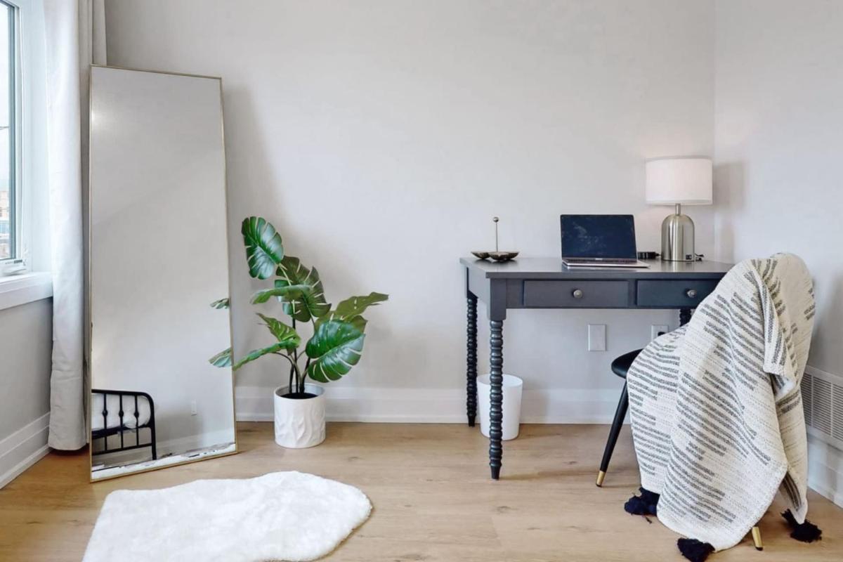 Hamilton Suites - King Bed, Netflix, Free Parking, Wi-Fi, Near Hospital & Hwy Access - Housity