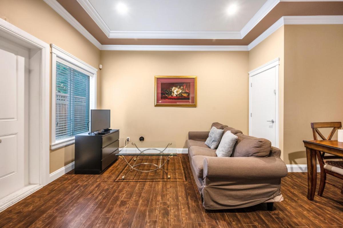 Dream home with kitchen, own entrance - Housity