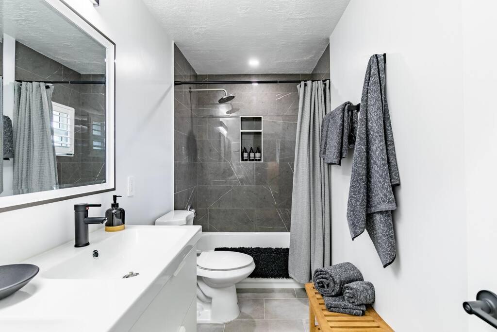 Modern Rustic Stay with Hot Tub near Downtown - Housity