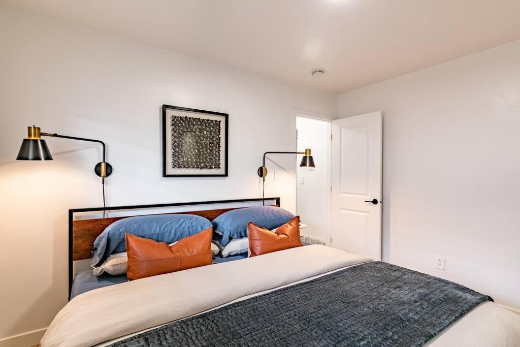 Modern Rustic Stay with Hot Tub near Downtown - Housity