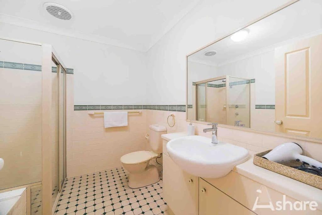 Traditional Cozy 3 Bedroom house in heart of Syd - Housity