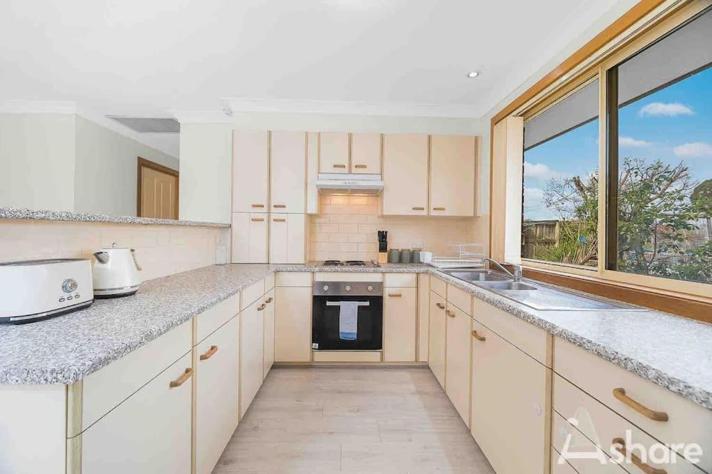Traditional Cozy 3 Bedroom house in heart of Syd - Housity