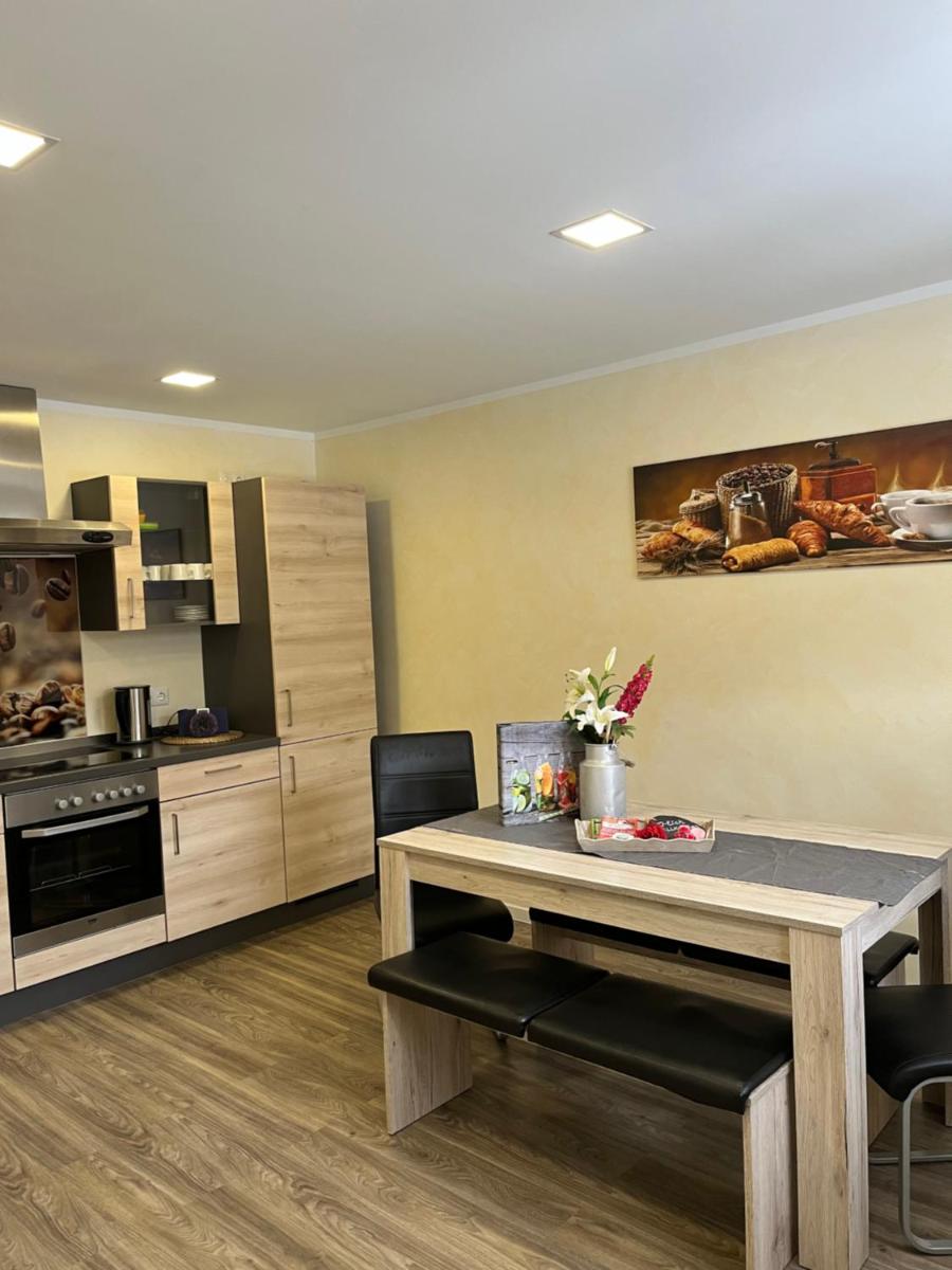 Mompels - Housity