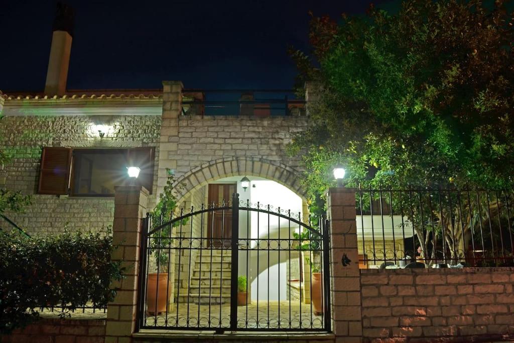 ΤΟ ΠΕΤΡΙΝΟ - Καλοκαιρινό Σπίτι κοντά στα Σύβοτα - ΦΑΣΚΟΜΗΛΙΑ - Housity