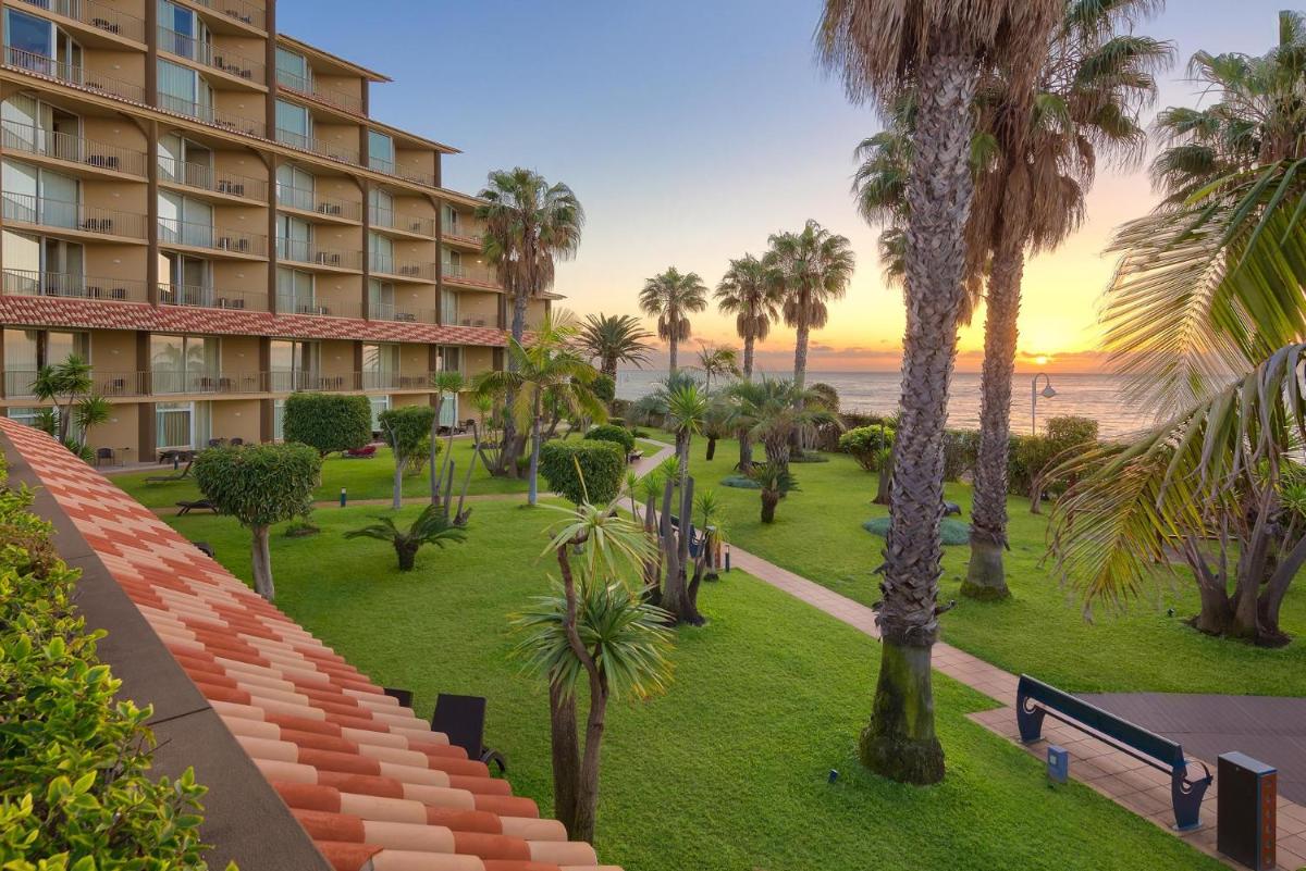 uma vista para um resort com palmeiras e um parque em The Views Oasis no Caniço