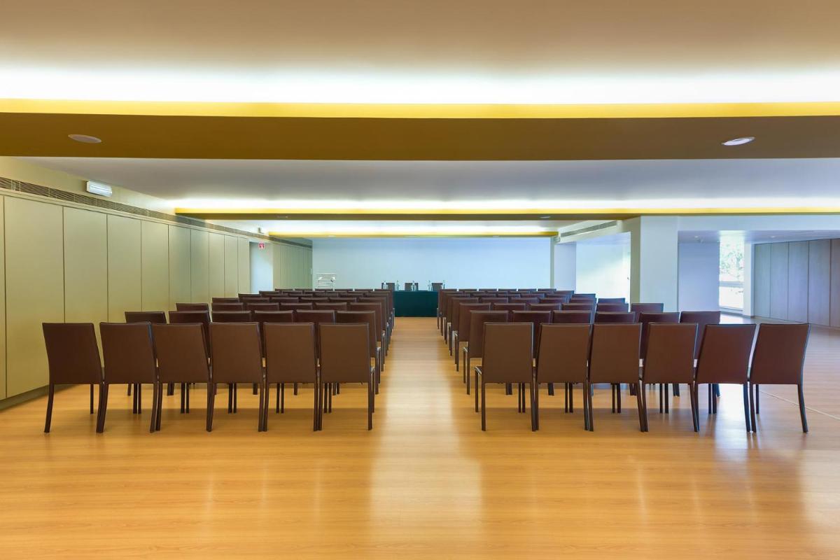 A área empresarial e/ ou a sala de conferências de The Views Oasis