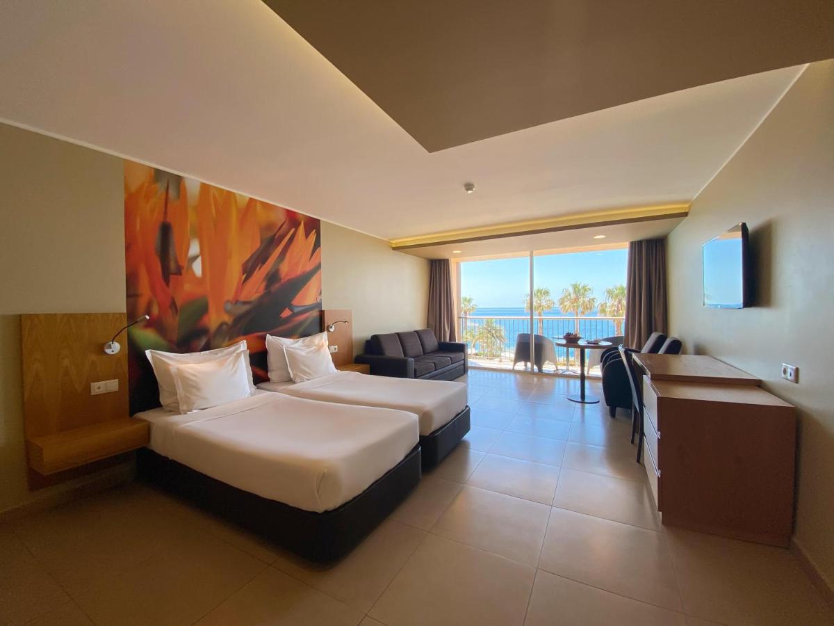 Uma cama ou camas num quarto em The Views Oasis