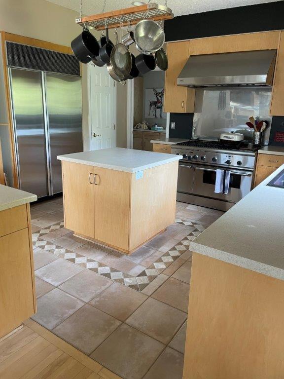 Lakeville Executive Home with every amenity, prime location - Housity