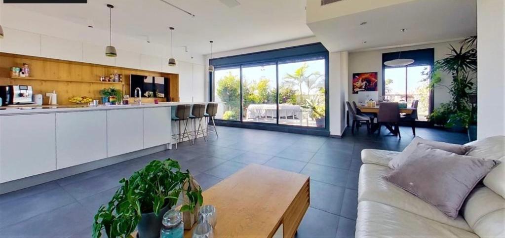 Suitetrails - Suite and Room in a breathtaking new designed penthouse in SE TLV