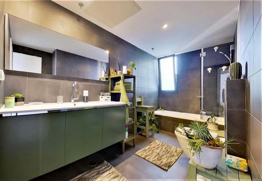 Suitetrails - Suite and Room in a breathtaking new designed penthouse in SE TLV
