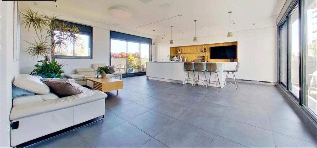 Suite and Room in a breathtaking new designed penthouse in SE TLV - Housity