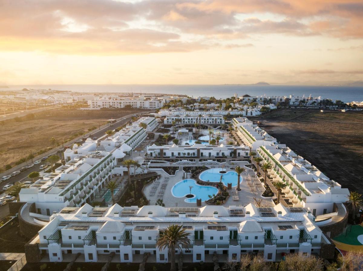 Una vista aérea de un resort con el océano al fondo. en MYND Yaiza, en Playa Blanca
