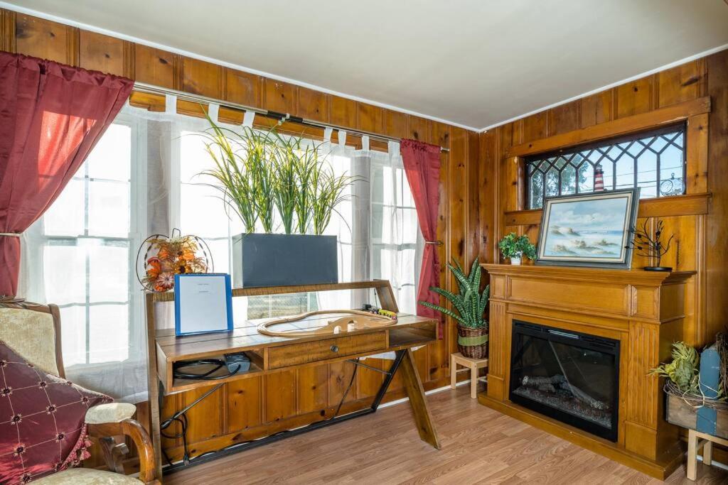 Dog and Family Friendly 4BR w WIFI and Fenced Yard By Zen Living Short Term Rental - Housity