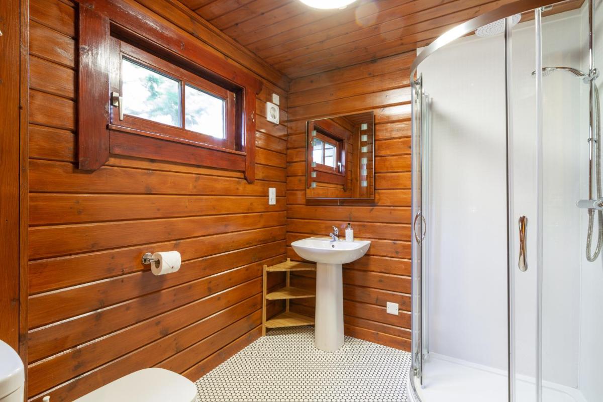 Lady Galloway 30 with Hot Tub - Housity