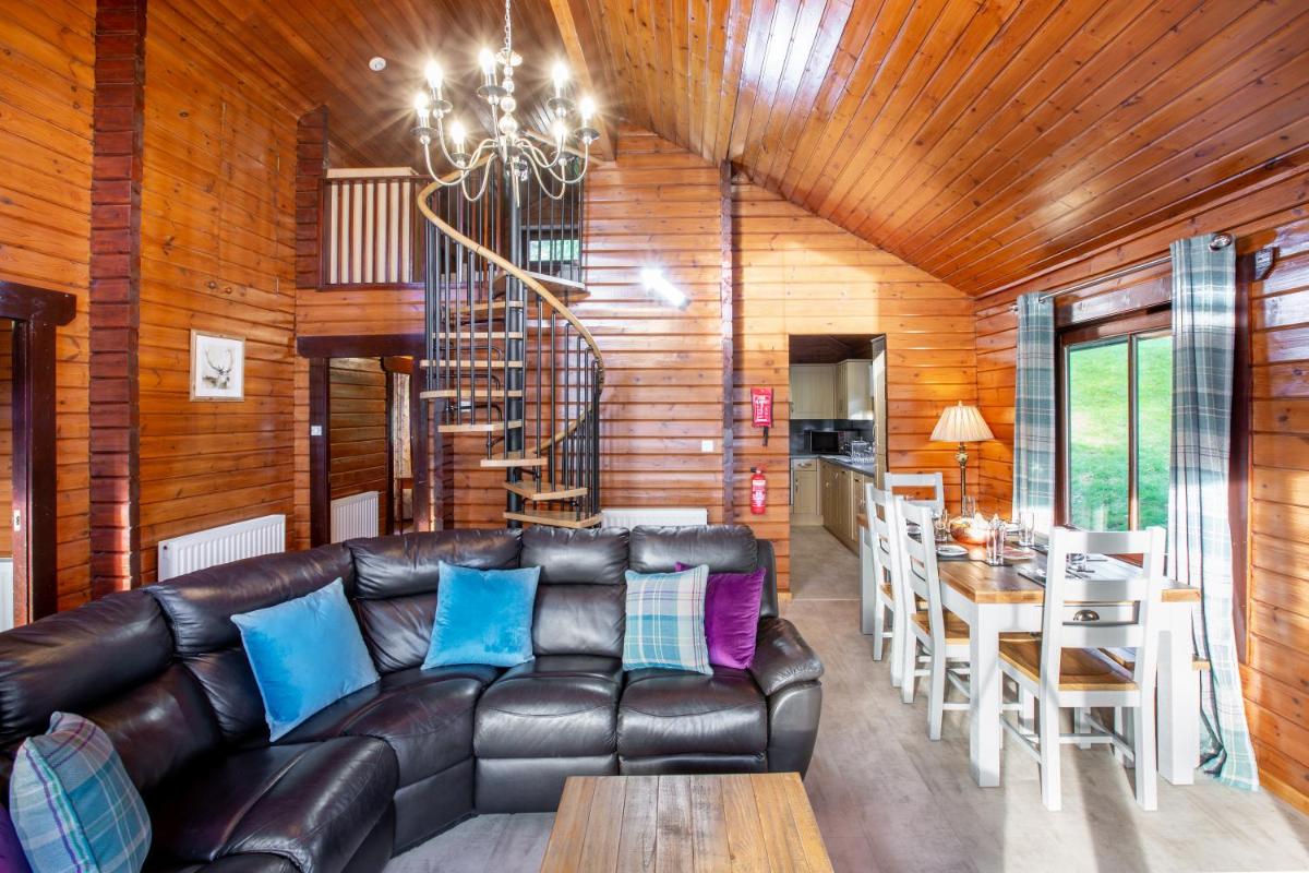 Lady Galloway 30 with Hot Tub - Housity