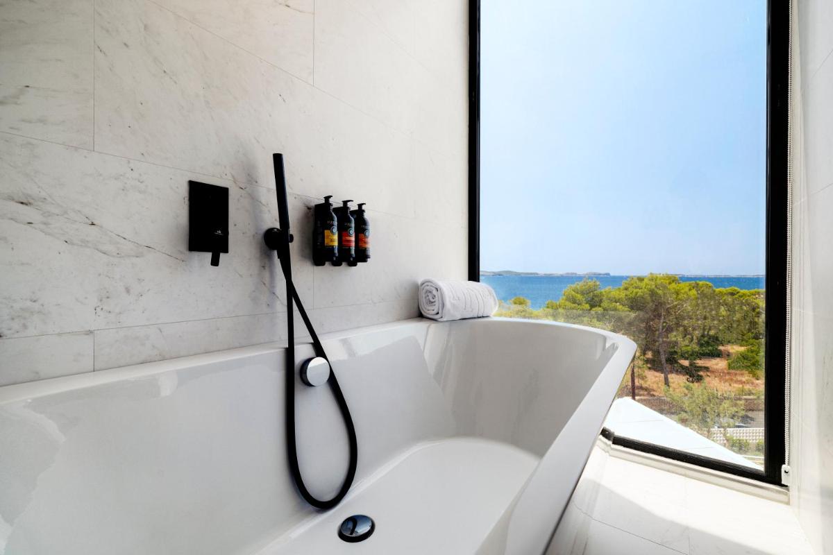 Un baño de TRS Ibiza Hotel - Adults Only