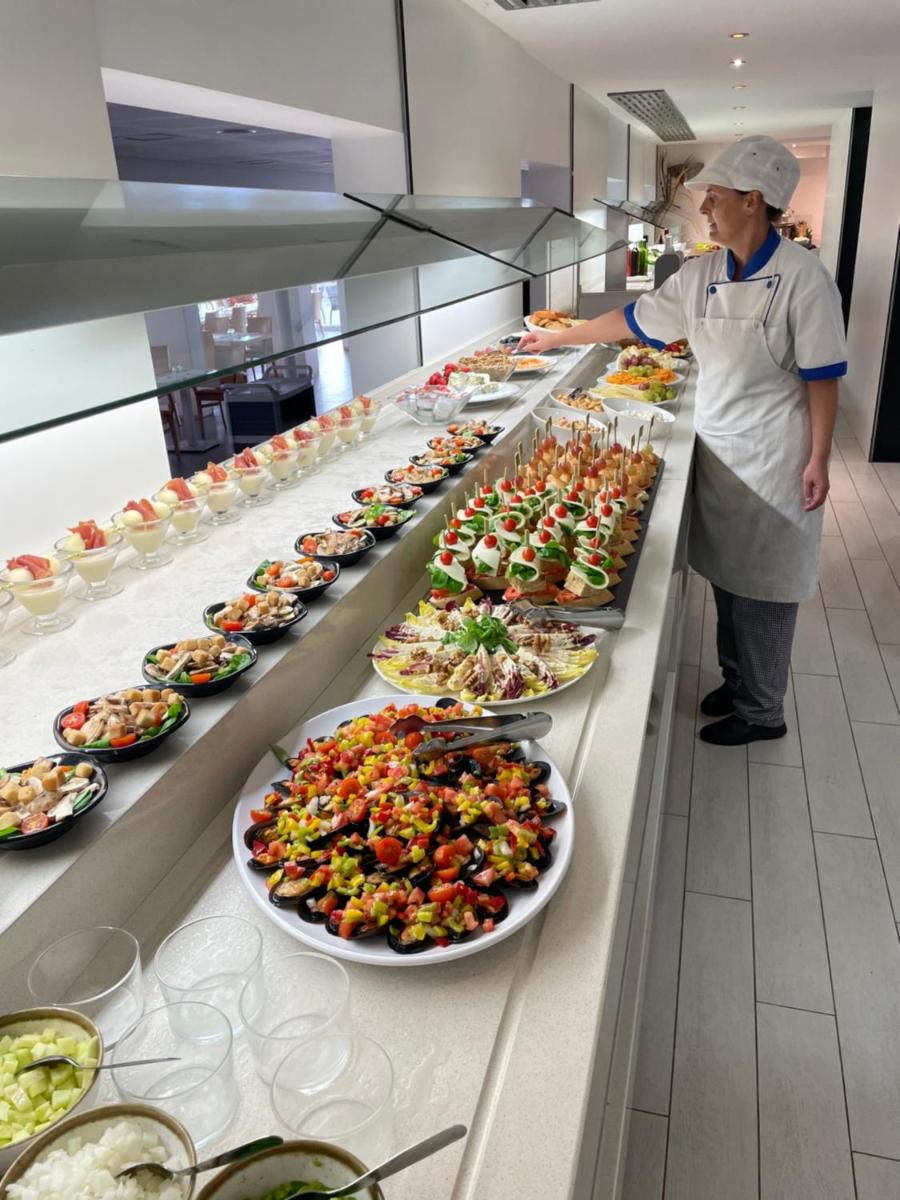 Comida en o cerca de este hotel