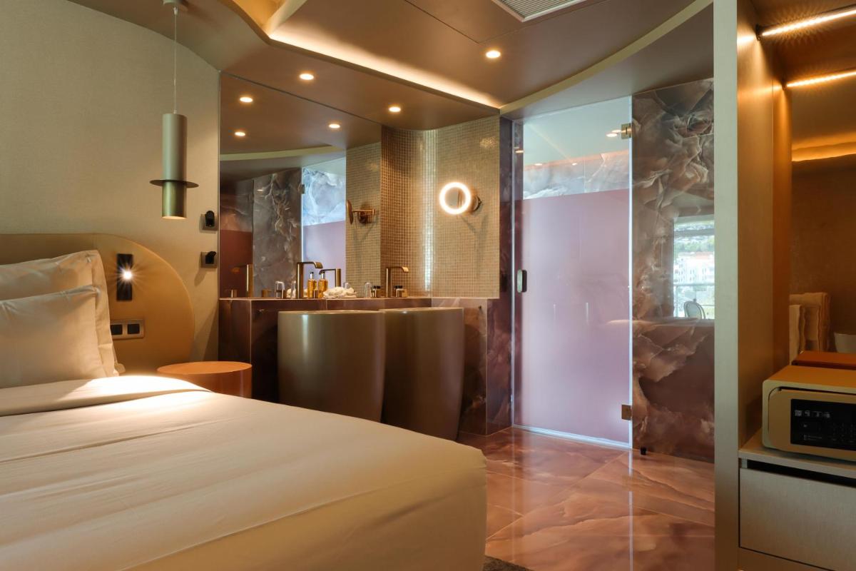 Uma cama ou camas num quarto em The Views Baia - Adults Only