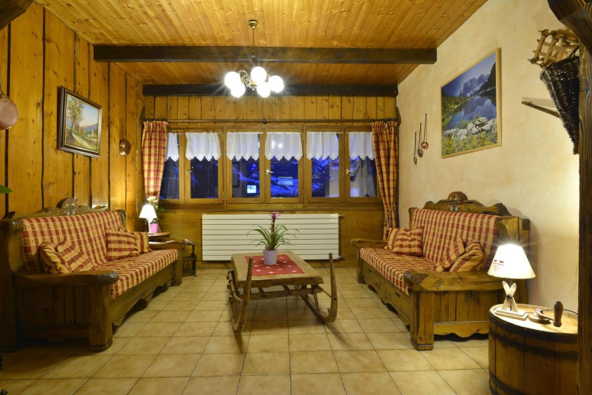 Coin salon dans l'établissement Hotel Le Ferraillon