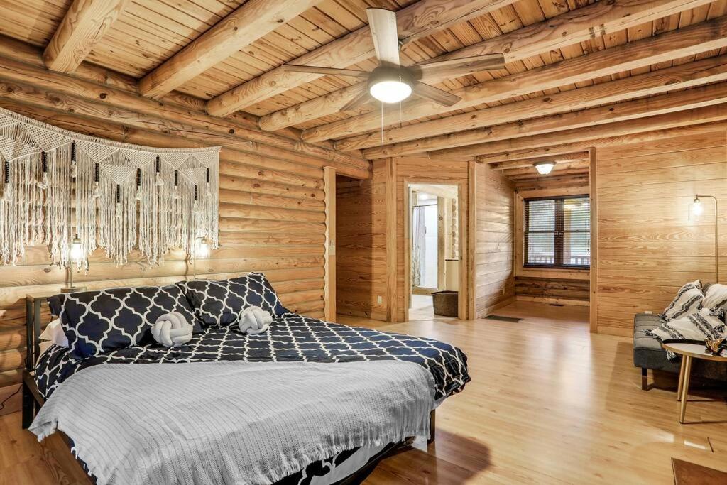 Cozy 4BR Cabin on 11 acres with pool, BBQ & patio! - Housity