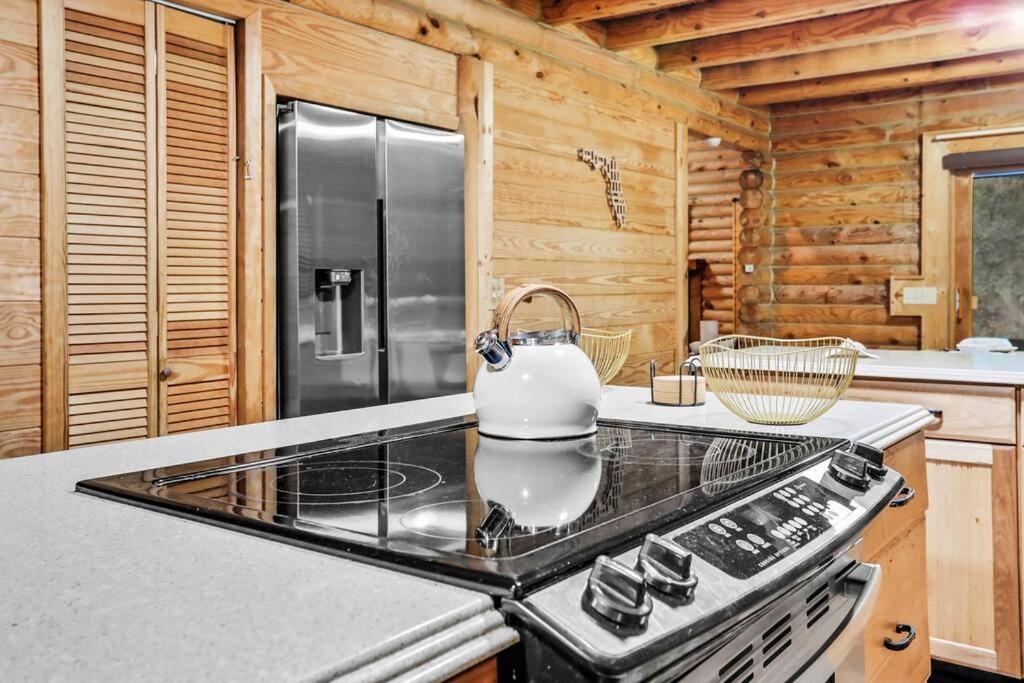 Suitetrails - Cozy 4BR Cabin on 11 acres with pool, BBQ & patio!