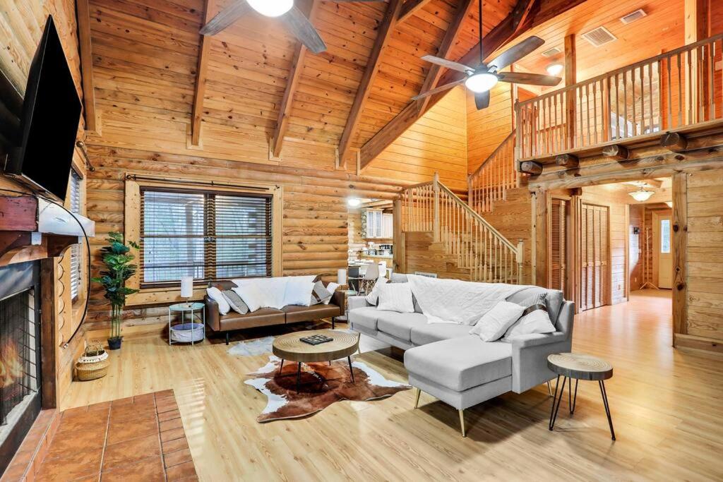Suitetrails - Cozy 4BR Cabin on 11 acres with pool, BBQ & patio!