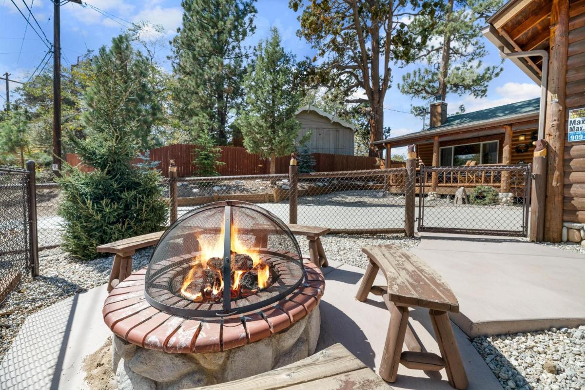 YOGI BEARS DEN - Close to Lake and Slopes - Housity