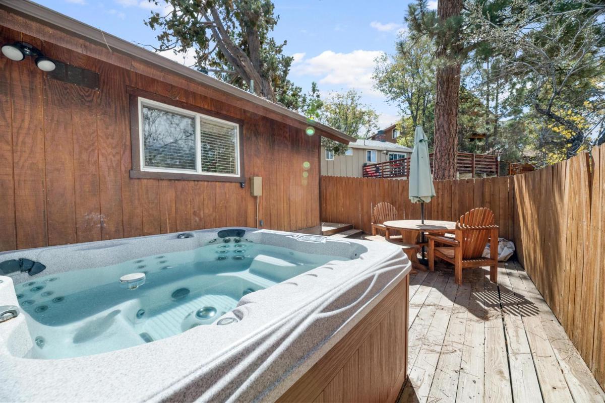 YOGI BEARS DEN - Close to Lake and Slopes - Housity